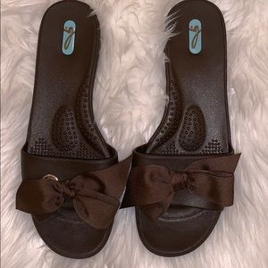 TWO/$10 OKA BEe Brown slides w brown bow l/xl